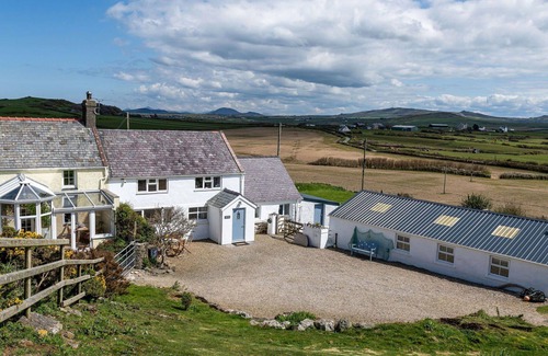 Garn Fadryn House | Wonderful villa for 8 guests with WIFI, TV and balcony