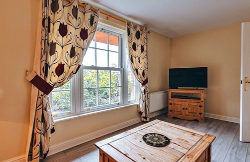 Eaton Mascott House | Wonderful villa for 4 people with WIFI, TV and pets allowed