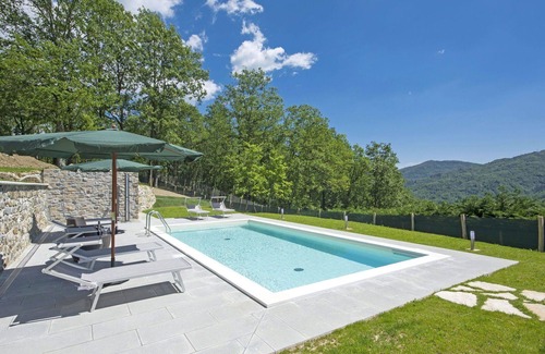 Tresana Villa | Wonderful villa with WIFI, A/C, pool, TV, terrace, pets allowed, panoramic view and parking
