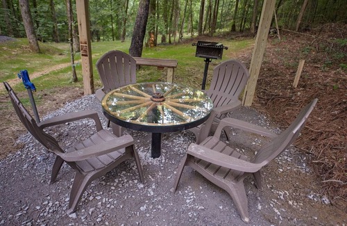 Benton House | Wonderful Wagon Rental with Fire Pit Surrounded by Nature in Tennessee