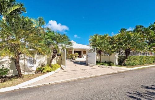 Gibbes Villa | Wonderful West Coast villa. 5 Minute walk to 2 beaches