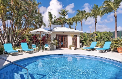 Gibbes Villa | Wonderful West Coast villa. 5 Minute walk to 2 beaches
