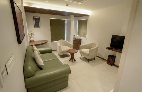 Perintalmanna Hotel | Woodbine Foliage