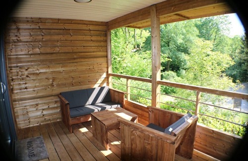 Saint-Constant-Fournoules Ski Chalet | Wooden chalet in a small campsite 3 stars