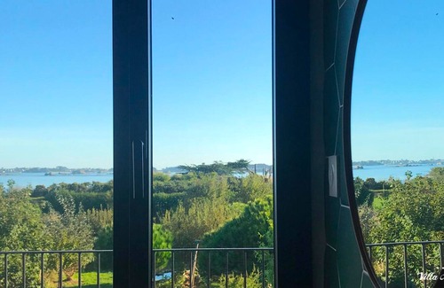 Santec Villa | Wooden house with swimming pool 150 m from the beach, large garden