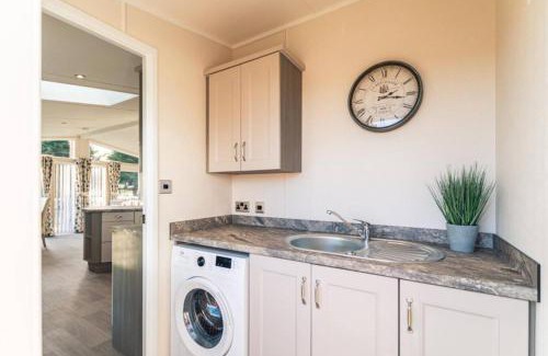 Allerthorpe Cabin | Woodland Jewel Lodge with Hot Tub