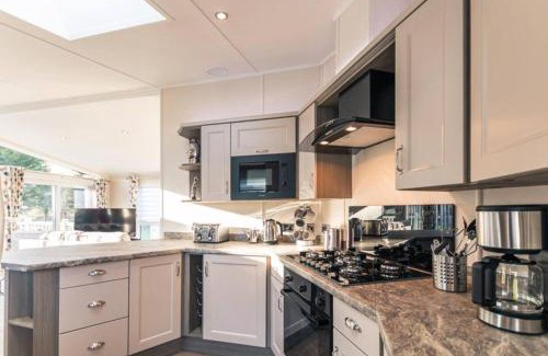 Allerthorpe Cabin | Woodland Jewel Lodge with Hot Tub