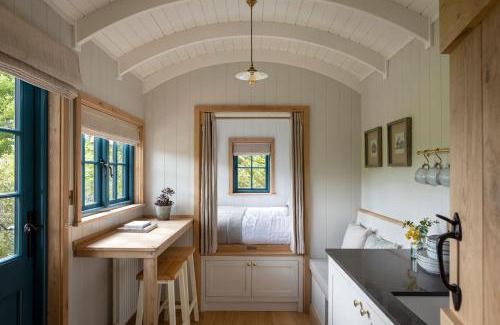 Baslow House | Woodlands Shepherds HutChatsworth Estate