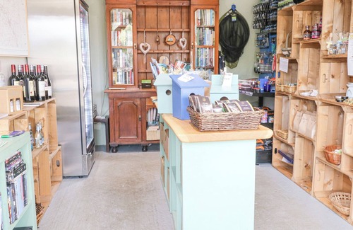 Badwell Ash Cottage | WOODPECKER LODGE, romantic, with hot tub in Badwell Ash