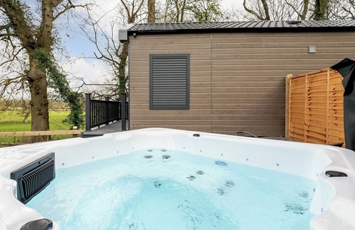 Alderbury Cottage | Woodpecker Lodge-UKC5156