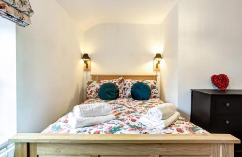 Congleton House | Woodside Cottage, Congleton, Nr Peak District