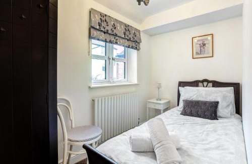 Congleton House | Woodside Cottage, Congleton, Nr Peak District