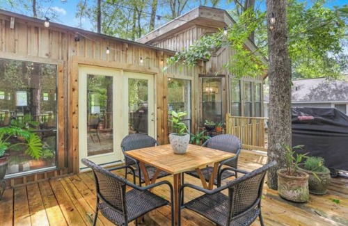 Covington House | Woodsy Cottage in Downtown