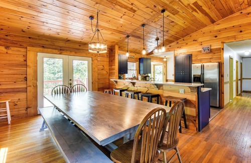 Toccoa Cabin | Woodsy Hideaway: 8 Mi to Henderson Falls Park!