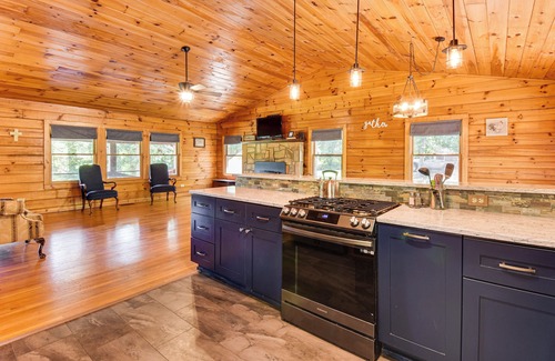 Toccoa Cabin | Woodsy Hideaway: 8 Mi to Henderson Falls Park!