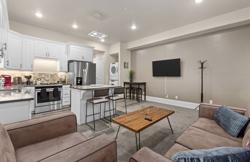 Central Business District Apartment | Work Here! King Bed, 400+ Mbps WiFi, BYU