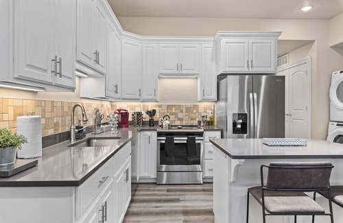 Central Business District Apartment | Work Here! King Bed, 400+ Mbps WiFi, BYU