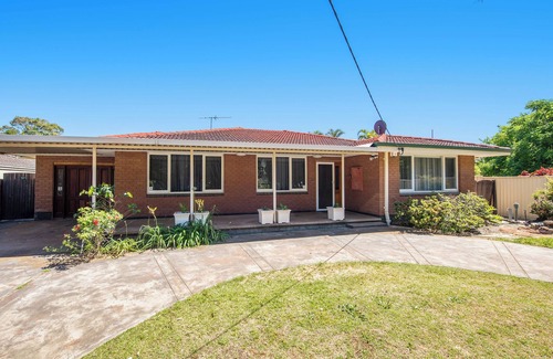 Forrestfield House | Work or Play or Weddings: Huge House, Pool, Shops & Near Airport