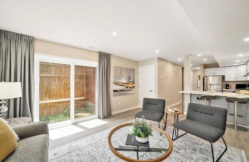 Ottawa Division House | Work & Relax | Fast WiFi | 1BR+Office | Private Fenced Yard | 30+ Nights