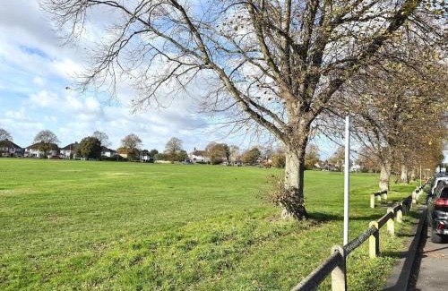 Worthing Apartment | Worthing - Garden Pad Studio with FREE on street PARKING