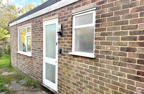 Worthing Apartment | Worthing - Garden Pad Studio with FREE on street PARKING