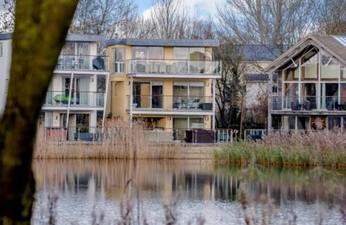 Cirencester House | Wren Lodge - HM11 - HOT TUB -Lakeside Spa Property