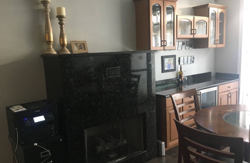 Lakeview Condo | Wrigleyville Condo, Sleeps 10, 1/2 block from Wrigley Field