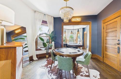 Wrigleyville Apartment | Wrigleyville Gem with Hidden Bar & Vintage Charm