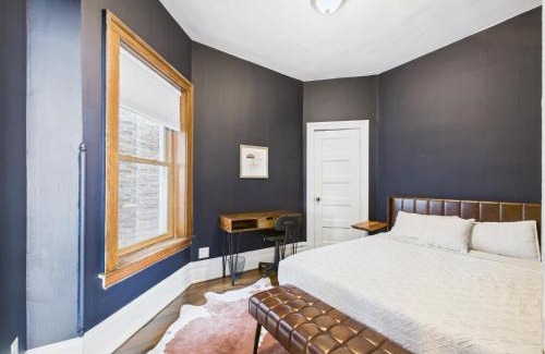 Wrigleyville Apartment | Wrigleyville Gem with Hidden Bar & Vintage Charm