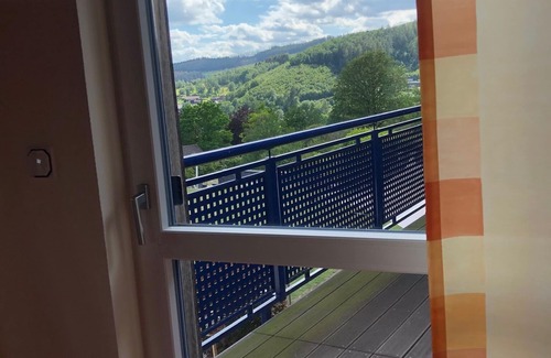 Eibelshausen Apartment | Wunderschöne, Ruhige Wohnung am Waldrand, Großzügigem Balkon und Panoramablick
