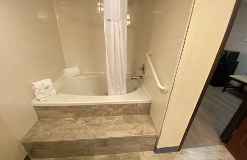 East Paris Hotel | Wyndham Garden Grand Rapids Airport