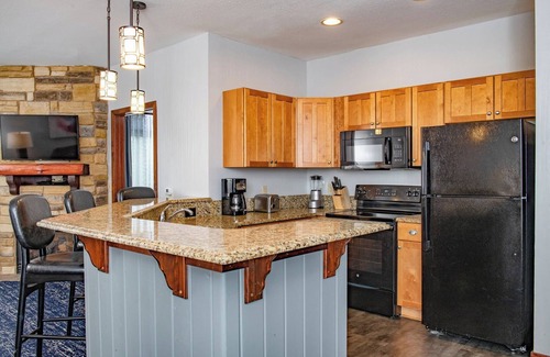 Lake Delton Condo | Wyndham Glacier Canyon |1BR/1BA King Suite w/Balc