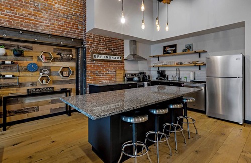 Effingham Apartment | XCHNG King Bed Luxury Downtown, XCHNG. Industrial Executive Loft w/King Bed