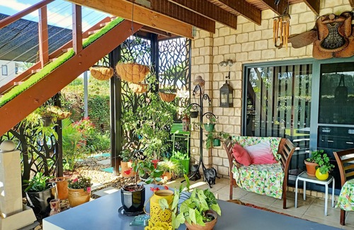 Oxenford Apartment | XL Popular Retreat on River near Warner Brothers Theme Parks