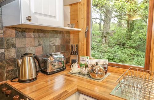 Henryd Cottage | Y CABAN, family friendly, with a garden in Conwy