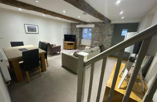 Denbigh House | Y Stabl 94a