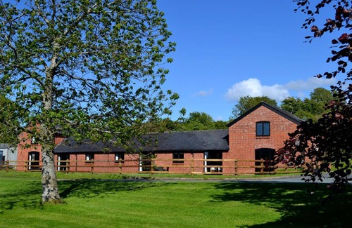 Caersws House | Y Stabl - Two Bedroom House, Sleeps 4