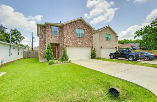 Northside House | Yard and Pergola Home 5 Mi to Dtwn Houston!