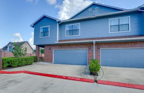Greater Fondren Southwest Apartment | Yard and Workspaces Luxe Duplex Unit in Houston
