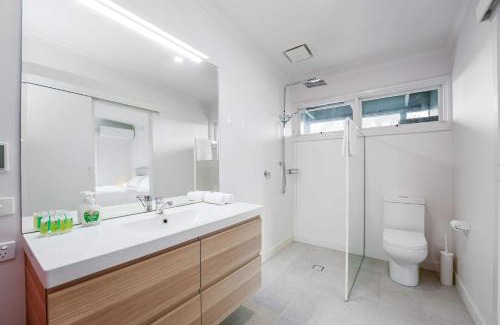 Dixons Creek House | Yarra Valley 2BR Lux Vineyard Retreat