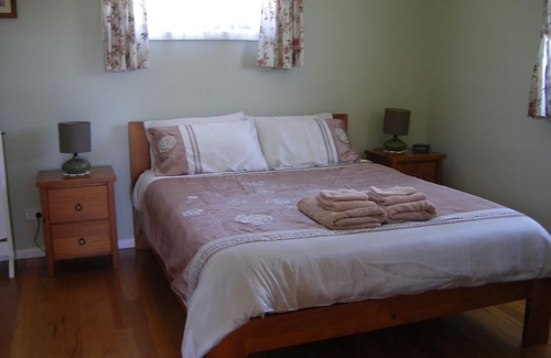 Brogo Cabin | Yasuragi Cabin 1 pet friendly bed and breakfast