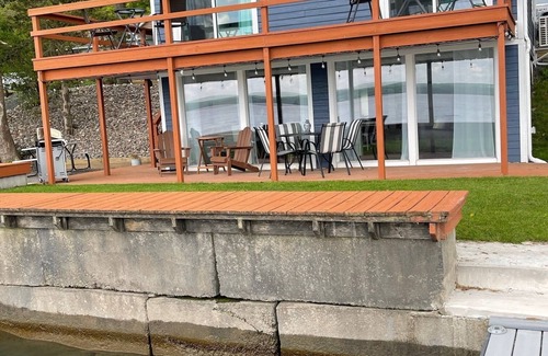 Romulus Cottage | Year-round Charm on Lakefront Cottage