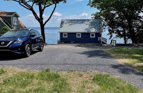Romulus Cottage | Year-round Charm on Lakefront Cottage
