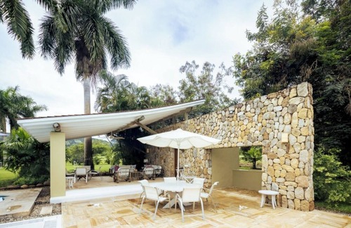 Anapoima House | Yeguas V43 by Wynwood House