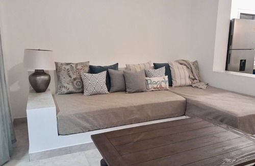 Puerto Villamil House | Yellow Heron house