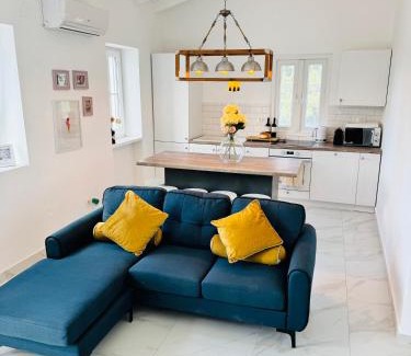 Kassiopi House | Yellow House Kassiopi