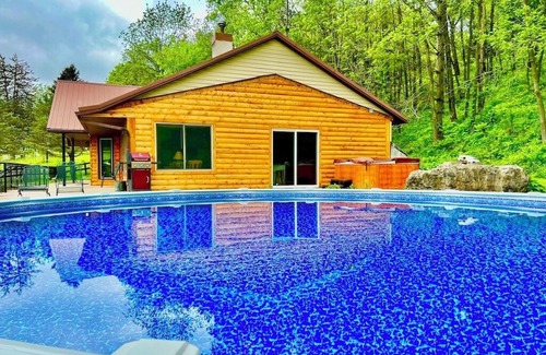 Linton Cabin | Yellow River Lodge 6-bedroom cabin w/Pool & Hot Tub & Pool Table