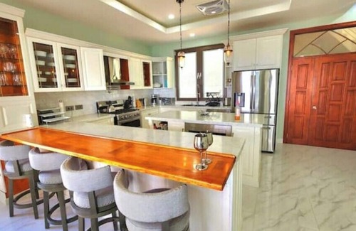 Castries Villa | Yellow Sands* 1 K-Bed & Qn-Sofa Bed +2nd Rm Optionn