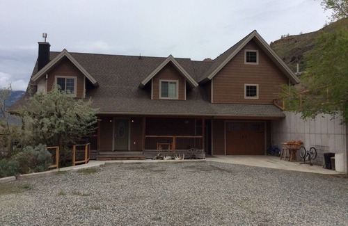 Gardiner House | Yellowstone Archview Guesthouse- Stunning Views For Your Ultimate Family Getaway