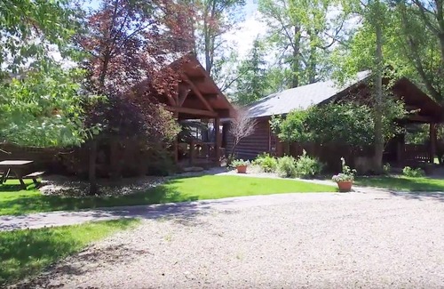 Ennis Cabin | Yellowstone – Cozy Log Cabin in Madison River Valley with Shared Outdoor Pool